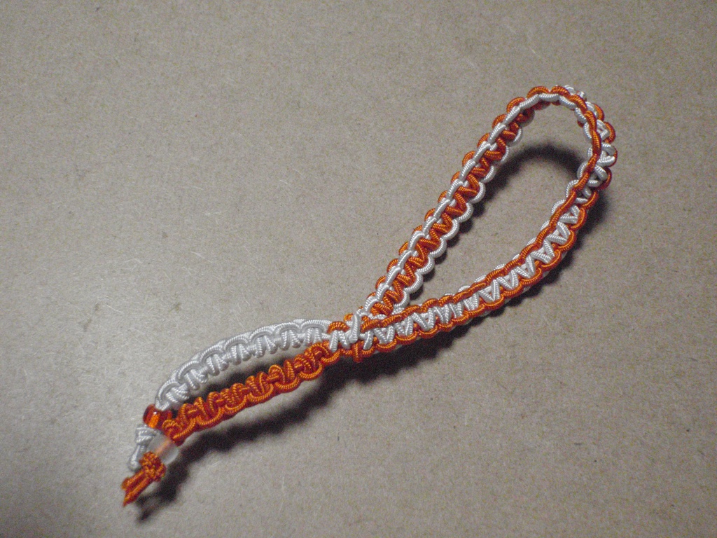 ブレスレットのようなヘアアクセサリー（オレンジ×白）