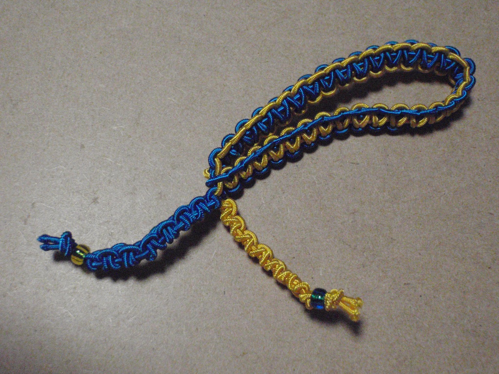 ブレスレットのようなヘアアクセサリー（青×黄色）