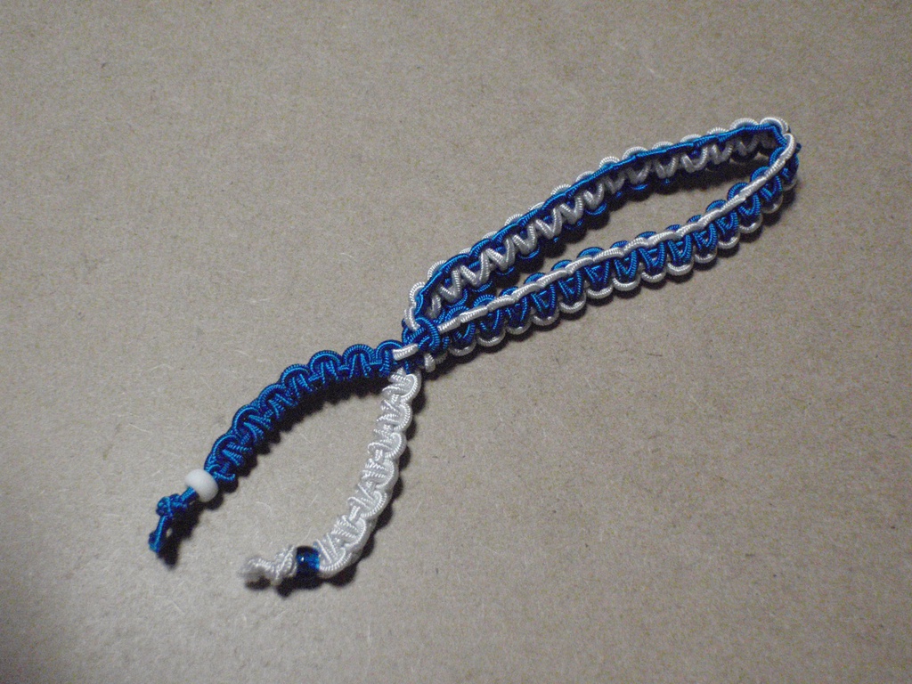 ブレスレットのようなヘアアクセサリー（白×青）
