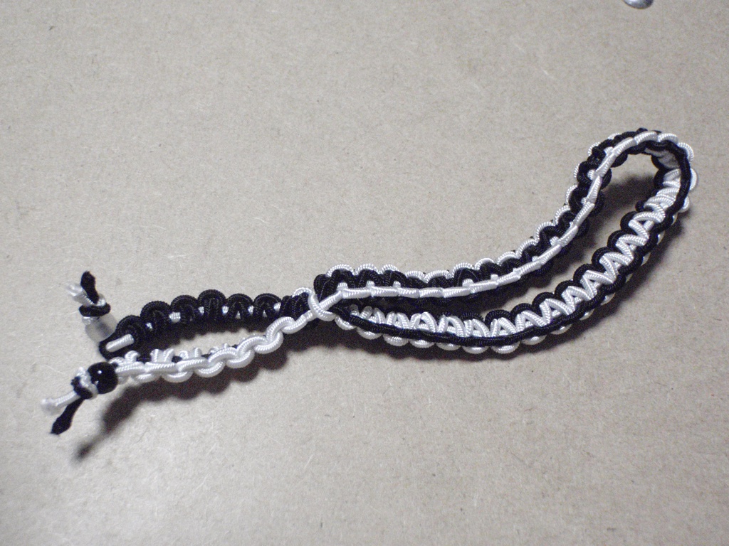 ブレスレットのようなヘアアクセサリー（白×黒）