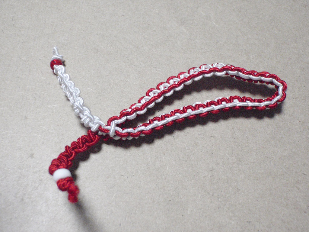 ブレスレットのようなヘアアクセサリー（白×赤）