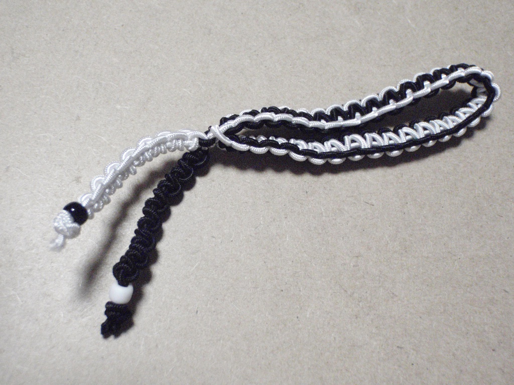 ブレスレットのようなヘアアクセサリー（白×黒）