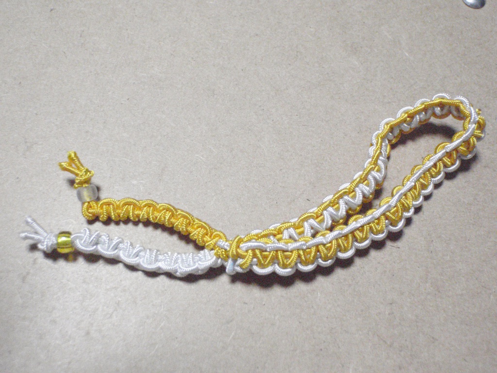 ブレスレットのようなヘアアクセサリー（白×黄色）