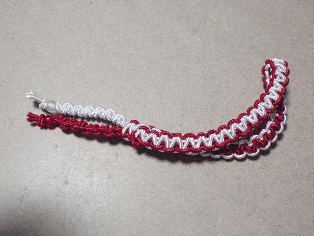 ブレスレットのようなヘアアクセサリー（白×赤）