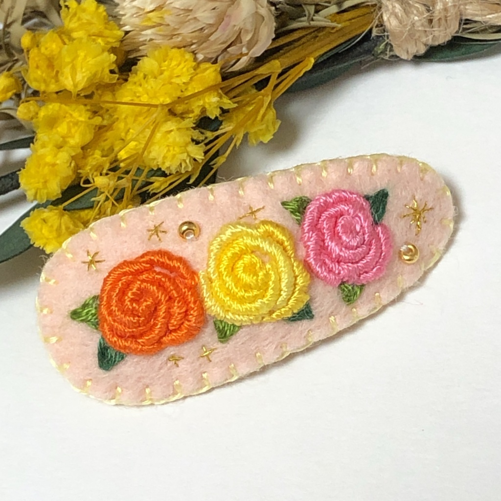 バラの刺繍パッチンピン