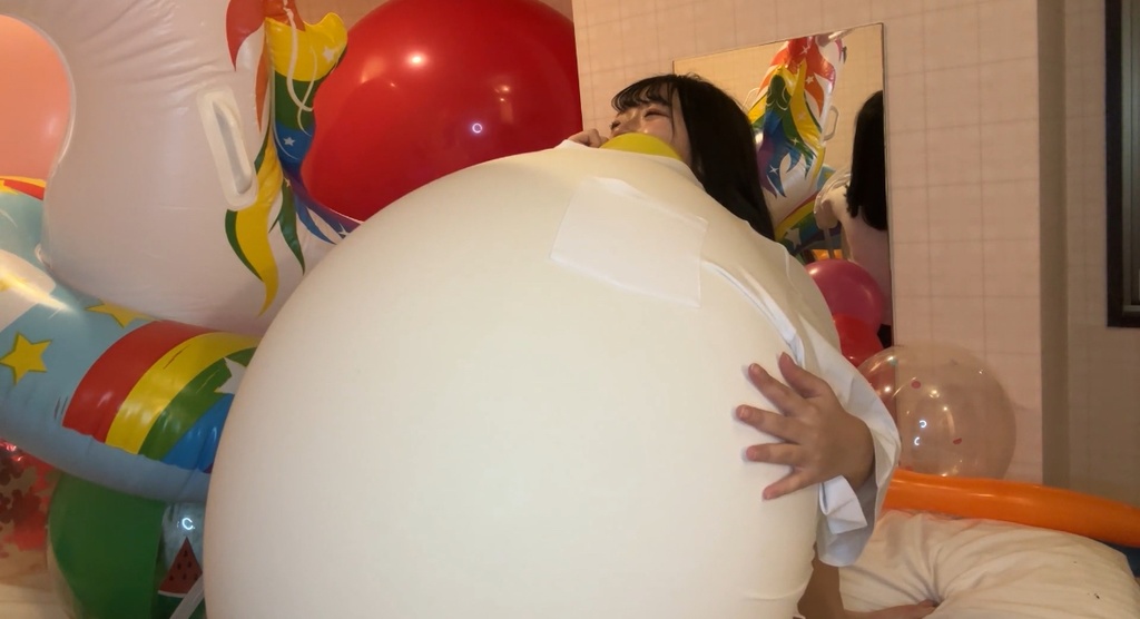 洋服の中で風船膨らまし割り
