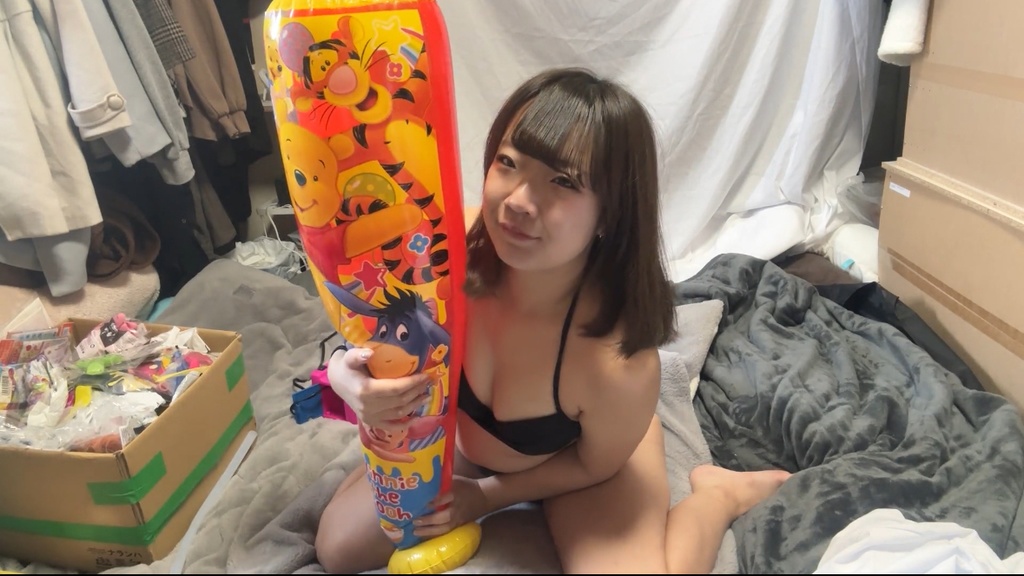 水着でビニールバット膨らまし&空気抜き