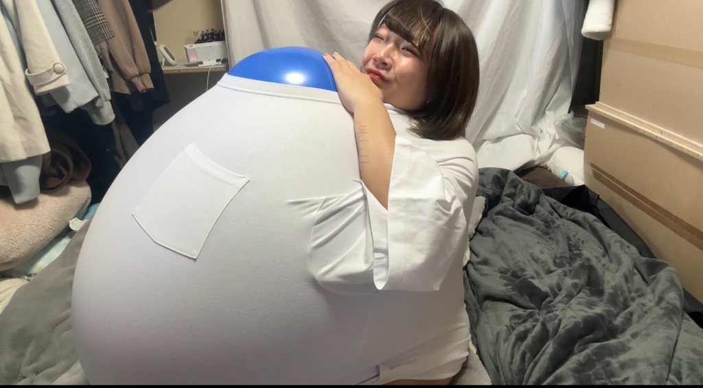 水着で巨大風船洋服内膨らまし割り
