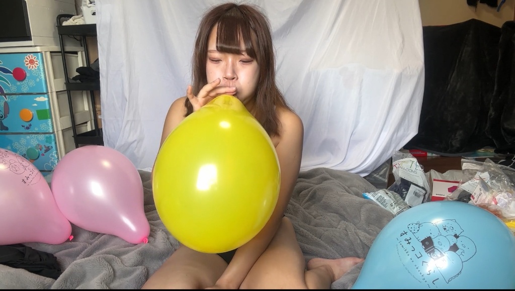 競泳水着でキャラクター風船膨らまし