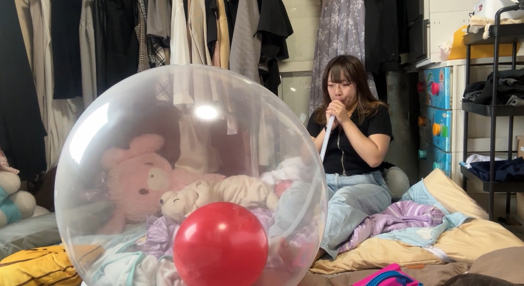 巨大風船の中に風船を入れて膨らませる！