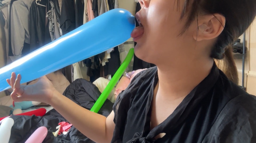 細長い風船をゆっくり咥え、舌でなぞる6分間のフェティッシュ映像(1080p)