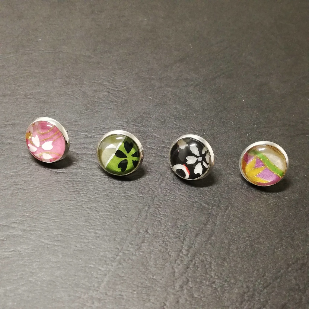 【送料込】和紙とガラスカボションのぷっくり片耳ピアス