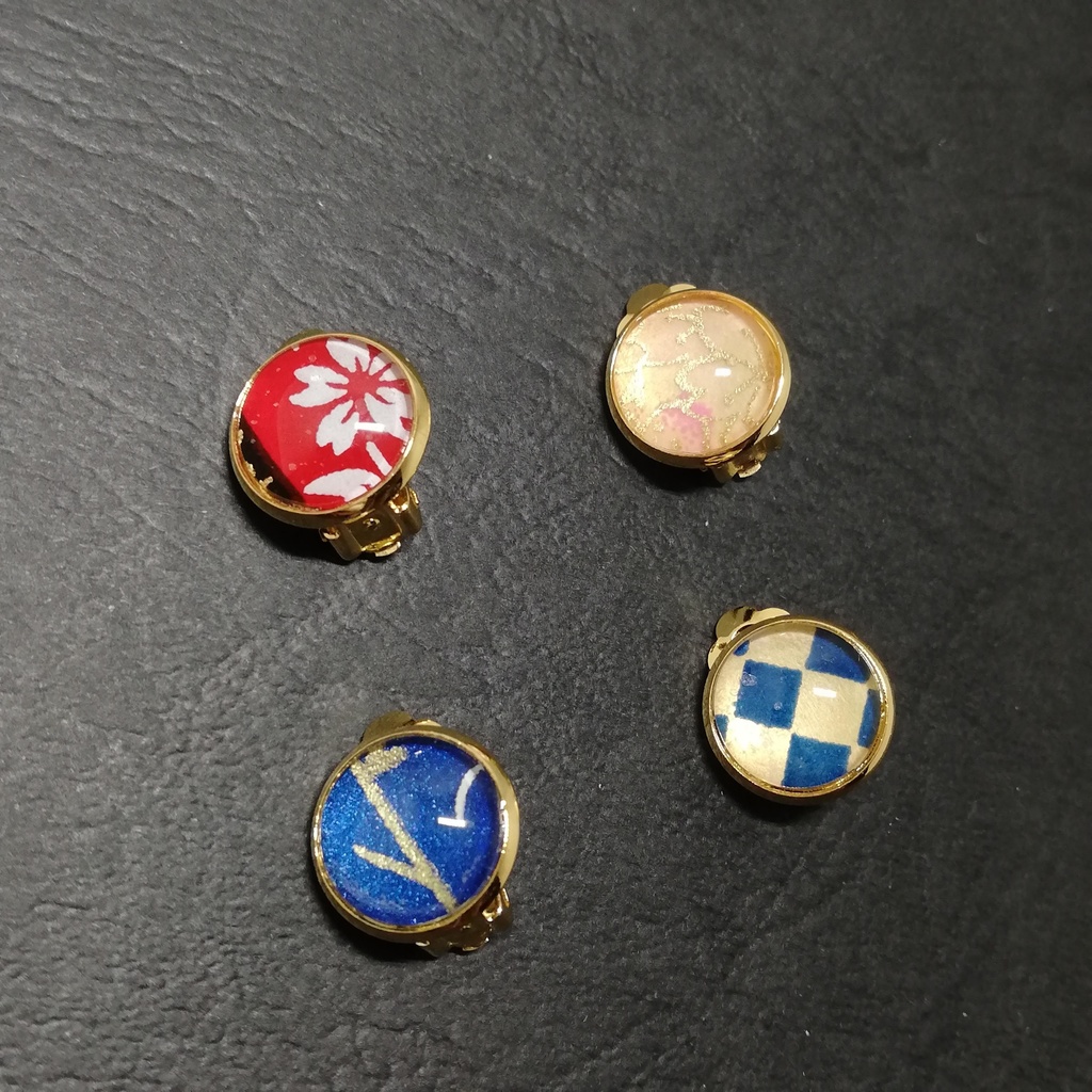 【送料込】和紙とガラスカボションのぷっくり片耳イヤリング（ゴールド）