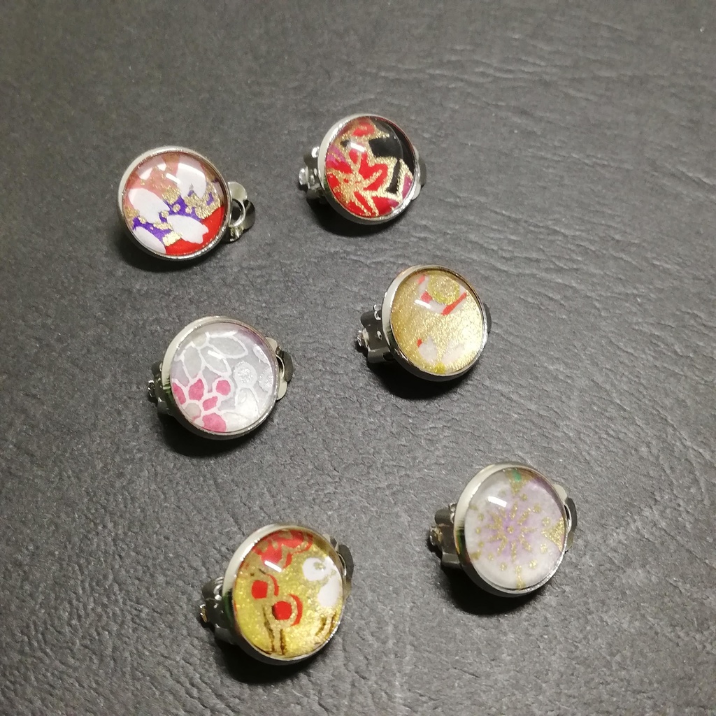 【送料込】和紙とガラスカボションのぷっくり片耳イヤリング（シルバー）