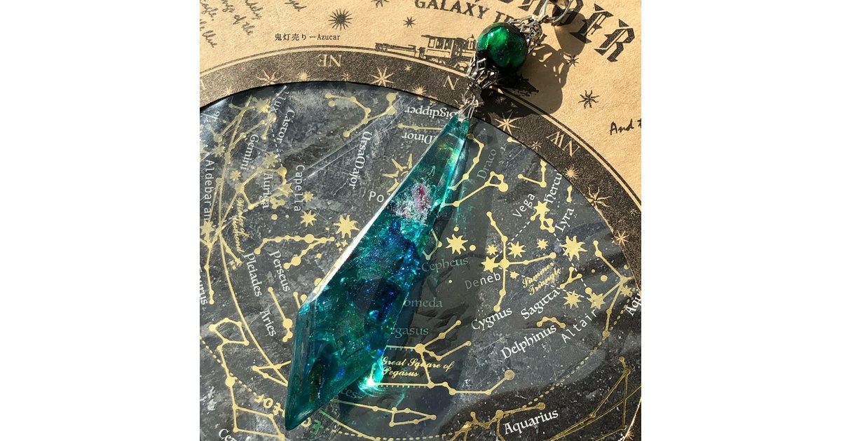 新品同様 エメラルドのステンドグラス レジン ガラスのようなペンデュラム ネックレス・ペンダント