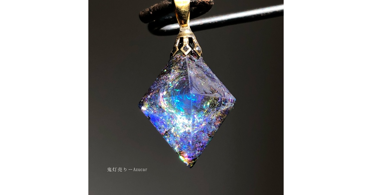 タンザナイト色の光を集めて。 宇宙レジン 蓄光ネックレス