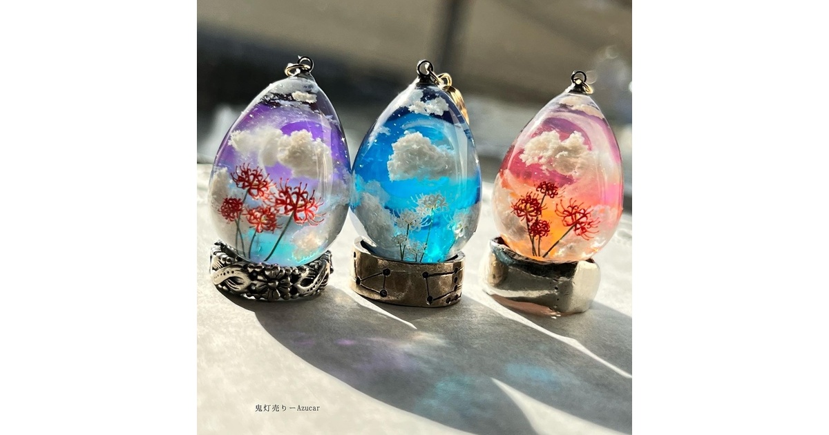 夜に咲く白彼岸花の蓄光雲レジンネックレス たまご型 蓄光三日月