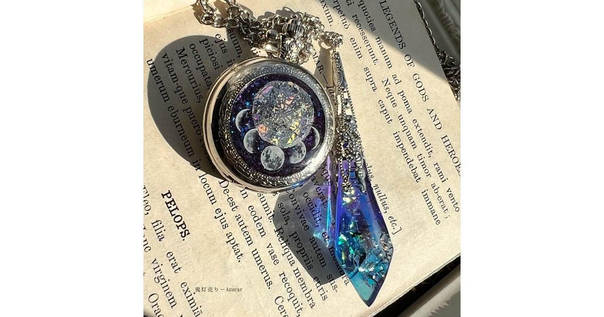 月の満ち欠け懐中時計とタンザナイト色のガラス封入ペンデュラム(鉱物