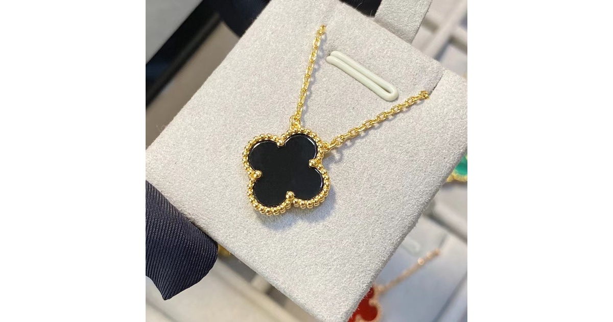 四つ葉のクローバーネックレス 94edfb70-3796-48f0-b6a9-