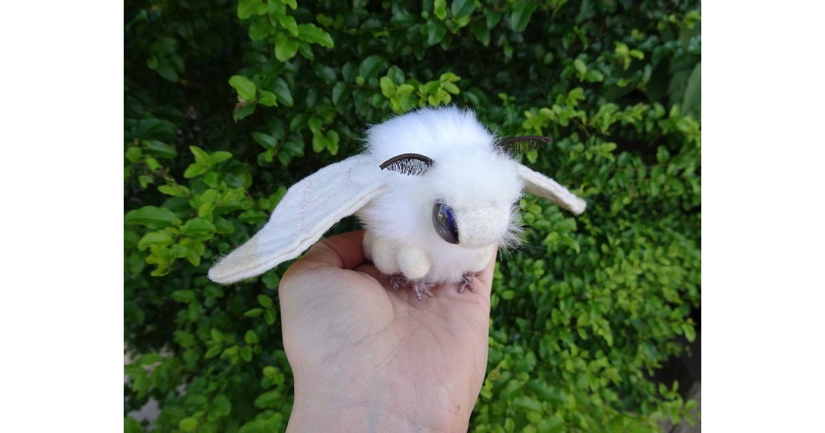 受注生産】カイコガの小さなぬいぐるみ 寝そべりver. - もふげ屋