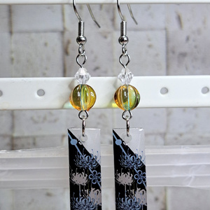 狐の嫁入り 青彼岸花柄の狐面と鬼灯と彼岸花傘の和風ピアス イヤリング