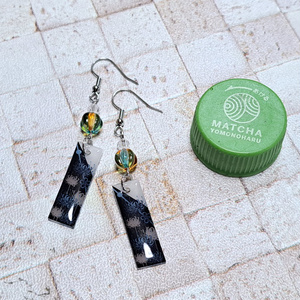 狐の嫁入り 青彼岸花柄の狐面と鬼灯と彼岸花傘の和風ピアス イヤリング