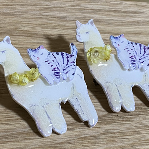 アルパカのっかりねこブローチ