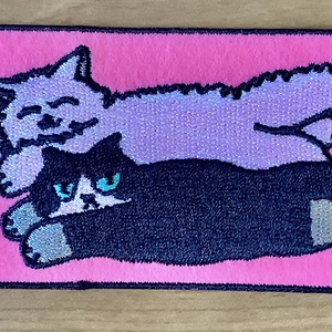 寝転ぶねこたち　刺繍ステッカーワッペン