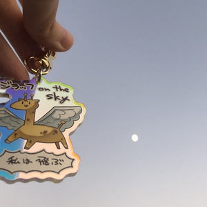 カラフルに光る!ジラッフon the sky タマムシアクリルキーホルダー