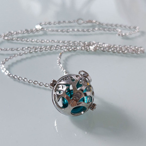 三日月と星のサンキャッチャー（全3色）Swarovski crystal使用