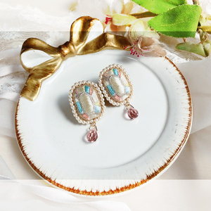 宝石のイヤリング／ピアス（オパール）