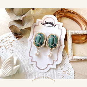 宝石のイヤリング／ピアス（エメラルド）