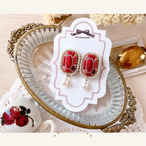 宝石のイヤリング／ピアス（ルビー）