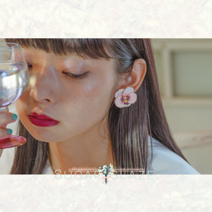 ビオラのイヤリング／ピアス （白昼）