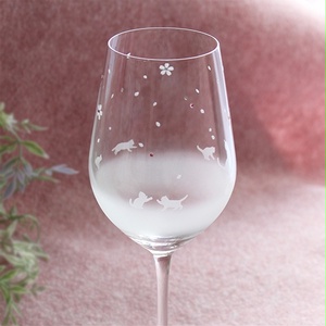 【桜舞う季節】猫モチーフのワイングラス　★名入れ加工対応品（有料）