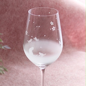 【桜舞う季節】猫モチーフのワイングラス　★名入れ加工対応品（有料）