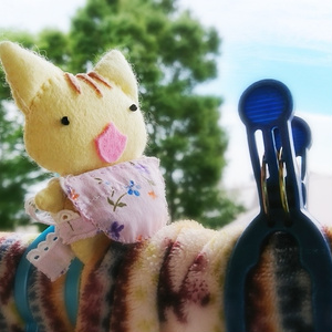 ぷねことかへるぬいぐるみ（フリフリ花柄エプロン付きｖ）