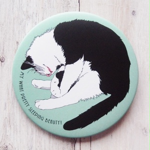 「猫の寝姿にメロメロ」な人向けの缶バッジ