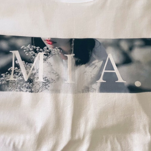 MIA. 写真入りTシャツ