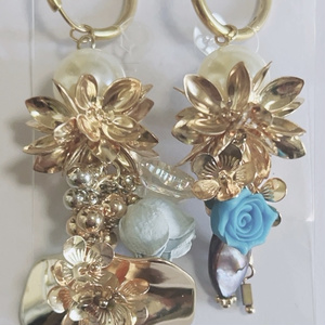 Tonight, too, a fleeting moment: Rose earrings, gorgeous hoop earrings.