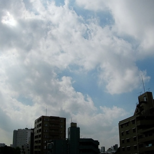【無料/Free】流れる雲 / ビルの間から見える空の午後から日没まで【背景動画】