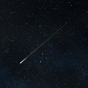【クレジット表記不要の高解像度版】流れ星とキラキラ輝く星空の背景動画素材 [High-res version with no attribution required] Twinkling Starry Night Sky with Shooting Stars, Looping Background