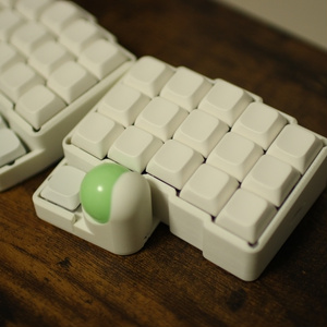 roBa 【トラックボール付きワイヤレス自作キーボードキット】 - kuma