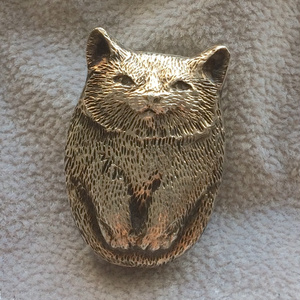 高肉打ち出し 猫ブローチ（プチポワン）