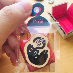 【数量限定/ピンズ付セット】Cat in the box（キャットインザボックス）