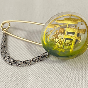 石切丸極イメージレジン・カブトブローチ