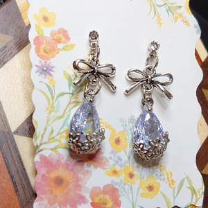 花の雫ピアス（イヤリング交換可能）