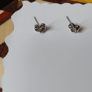 花の雫ピアス（イヤリング交換可能）