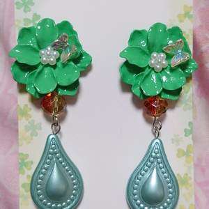 緑の花と雫ピアス