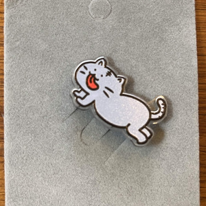 Acrylic pin badge Mochineko-chan